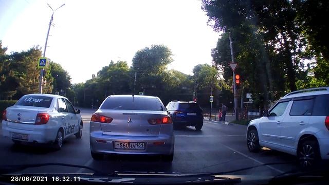 Как ездят в Таганроге... "Стадо" на "красный" ул Свободы смотреть онлайн
