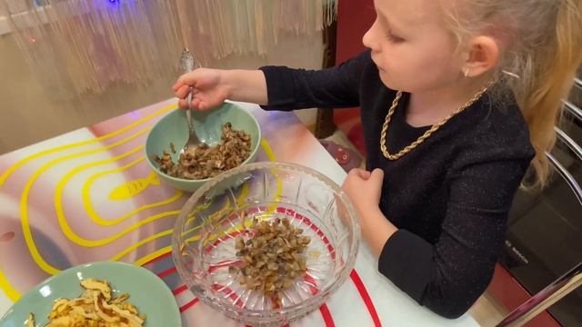 Готовим новогодний салат курочка Ряба смотреть онлайн