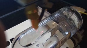 Гравировка на стеклянной бутылке лазером!