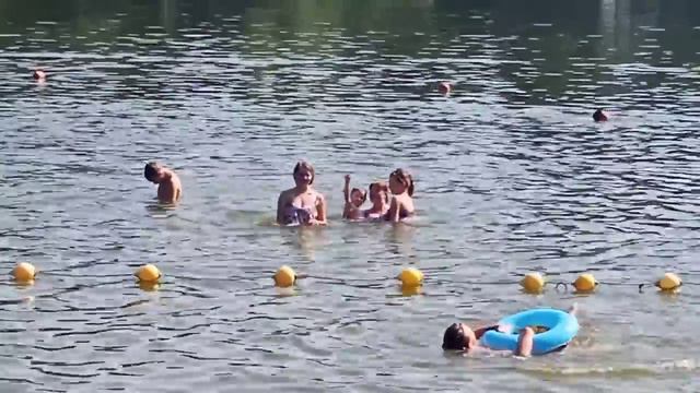 Воскресенья купаемся на голубых озерах со старшей сестрой. Папа снимает нас на камеру🏖️🌞😉🤗 смотреть онлайн