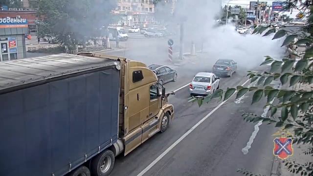 В Волгограде посреди улицы загорелась бетономешалка смотреть онлайн
