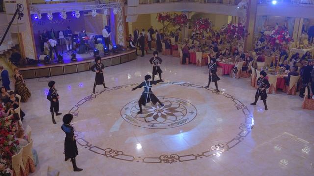 Девушки в национальных костюмах ШИКАРНО танцуют! смотреть онлайн