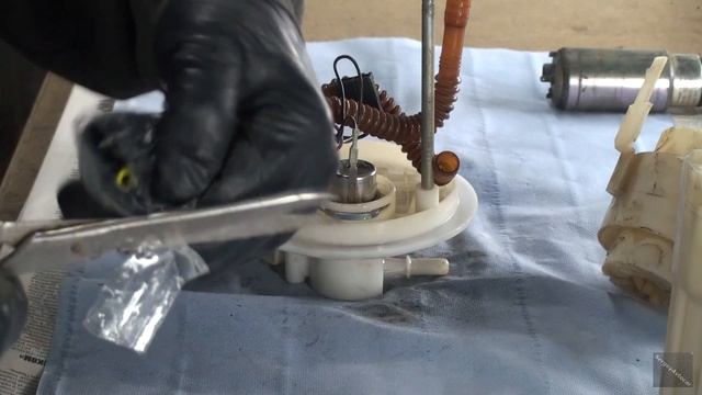 ЗАМЕНА БЕНЗОНАСОСА И РЕГУЛЯТОРА ДАВЛЕНИЯ ТОПЛИВА ВАЗ 2110,2111,2112. смотреть онлайн