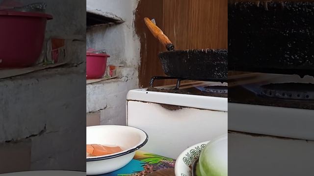 23.09.22Моя ?деревенская ?жизнь??? готовим блинчики? смотреть онлайн