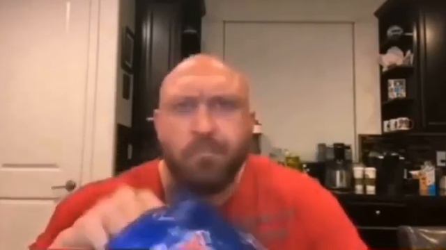 мужик ест чипсы смотреть онлайн
