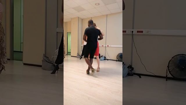 Кизомба. Смелая поддержка. Катерина и Кабрал в школе танцев Dance First. (Екатерина Панова) смотреть онлайн