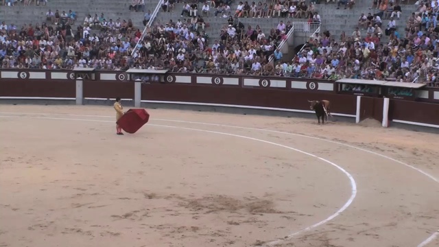 На корриду сходил в Мадриде (не понравилось). смотреть онлайн