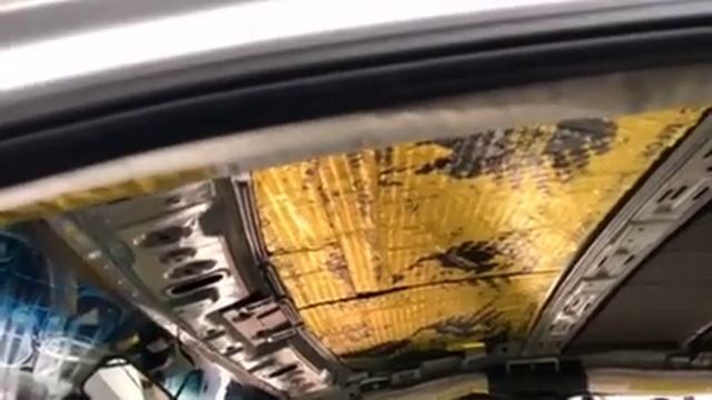 На крышу и двери Хендай Санта Фе наносим предварительно разогретую виброизоляцию Comfortmat