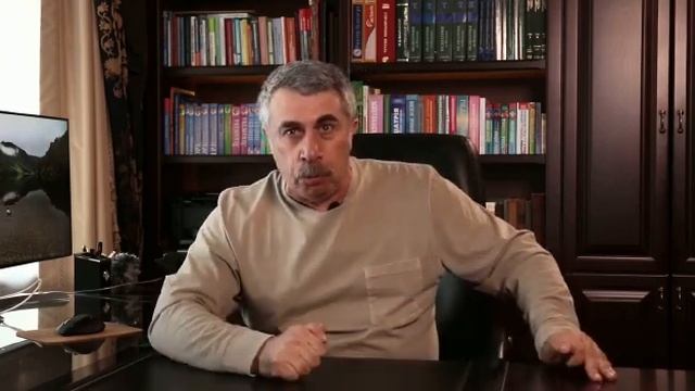Евгений Комаровский читает стихотворение Григория Певзнера "Смс от тёти Розы" смотреть онлайн