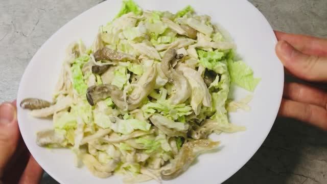 Салат с курицей и вешенками - вкусное, нежное и сытное сочетание. Идея салата для праздничного стола