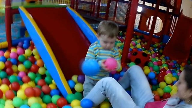 НАШ ПОХОД В ИГРОВУЮ КОМНАТУ  КАПИТОШКА. ЧАСТЬ 1. СМОТРИТЕ С НАМИ.
