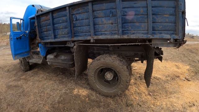 Работа на Зил-130 Вожу навоз на самосвале с фермы! Трактор МТЗ-82 грузит навоз! Д-245 Турбо-дизель смотреть онлайн