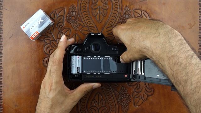 Nikon F90x(N90s): loading film in a film camera смотреть онлайн