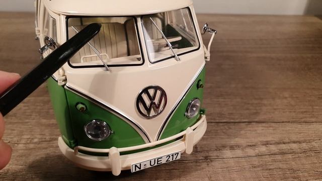 Kelso's Volkswagen Samba Van from that 70s show in scale 1/18 смотреть онлайн