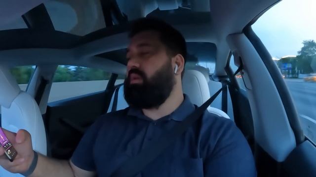 Пытаюсь выжить в Москве работая в такси на Tesla M3 смотреть онлайн