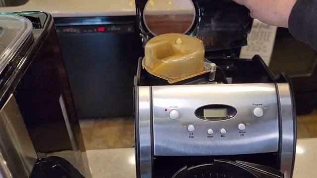 Cuisinart DGB-8000 Burr Grind & Brew COMPARED to DGB-550 12 Cup Coffee Maker смотреть онлайн