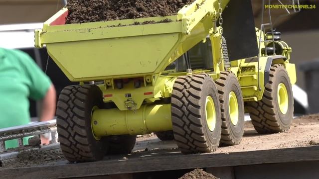 Stunning RC Trucks and heavy Machines work hard! смотреть онлайн