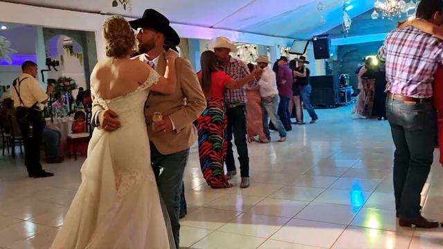 Bailando la catrina en bonita boda el la ciudad de Chihuahua смотреть онлайн