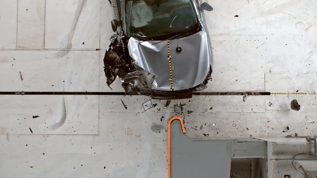 2018 Subaru Outback passenger-side small overlap IIHS crash test смотреть онлайн