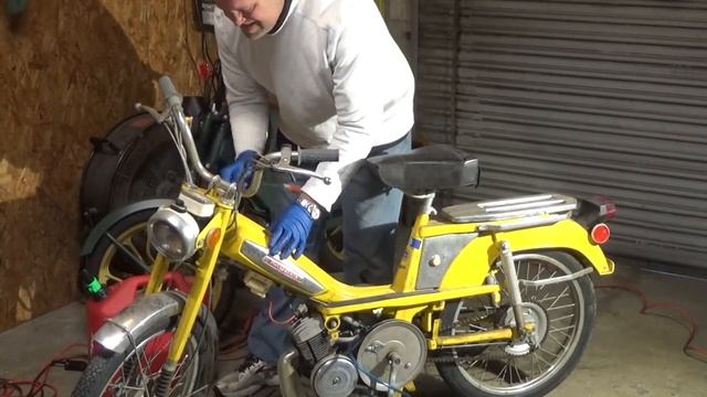 Motobecane Moped Restoration Ep. 1 - Gas tank/petcock clean смотреть онлайн