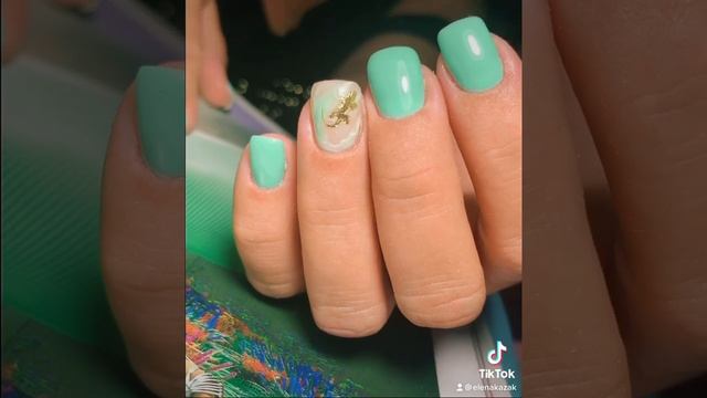 Мятные ногти с текстурой и ящерицей смотреть онлайн