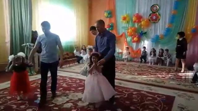 Шикарный танец пап с дочками))) Детский сад 14 "Малышок" смотреть онлайн