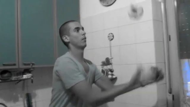 Marco juggling with Italian Peperoni! смотреть онлайн