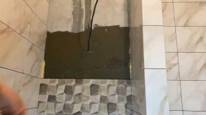 Облицовка стены крупноформатной плиткой 30Х90 в ванной комнате