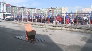 Сотрудники ПАСС научили школьников правилам поведения во время эвакуации.