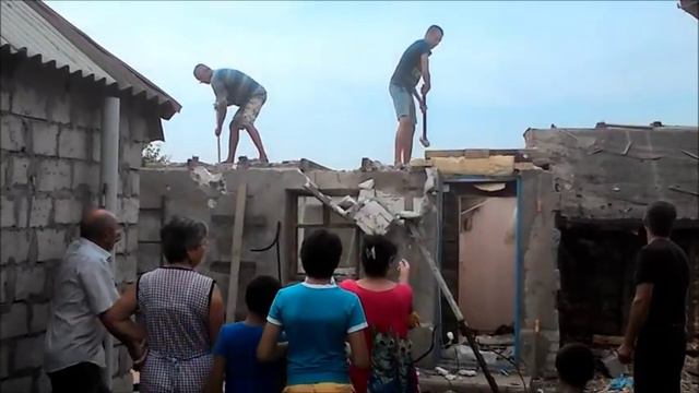 Жильцы сами разбирают свой дом, чтобы не платить за снос смотреть онлайн