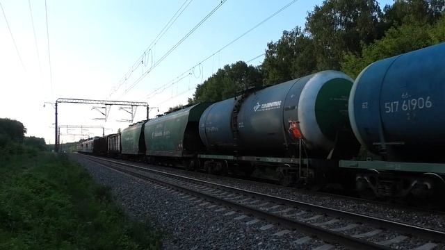 ВЛ80С-932/884 А с перегоняемыми ЭП1М-733 и 753, грузовым поездом и приветливой бригадой смотреть онлайн