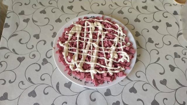 Салат с колбасой, помидором и сыром