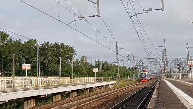 ЧС200 009 с фирменным поездом «Невский экспресс» пролетает «Обухово»! 24.07.22 7:00