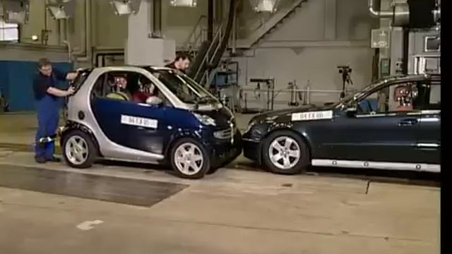 Краш тест Mercedes Smart For Two vs Mercedes-Benz E-Class 2009 (IIHS) смотреть онлайн