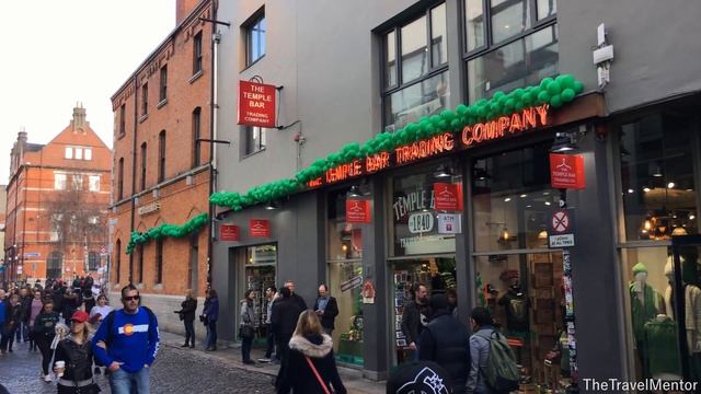 A walk through the Temple Bar area of Dublin, Ireland смотреть онлайн
