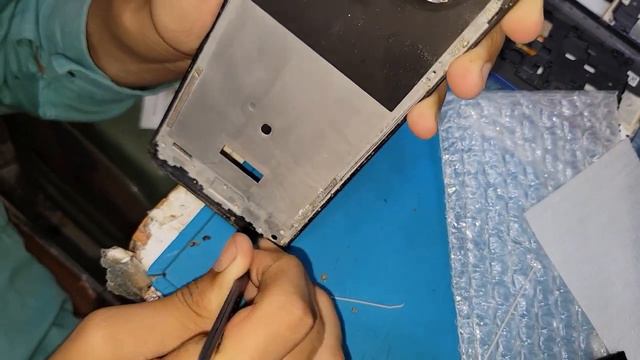 Замена экрана Repair Your Destroyed Tecno Spark with an LCD Combo Replacement смотреть онлайн