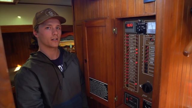 Living Full Time Aboard A Houseboat Tiny Home To Save Money & Live Simply смотреть онлайн