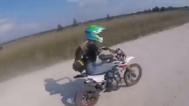 Питбайк рулит