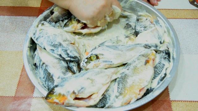 Караси жареные на сковороде/ Простой рецепт жареных карасей. смотреть онлайн