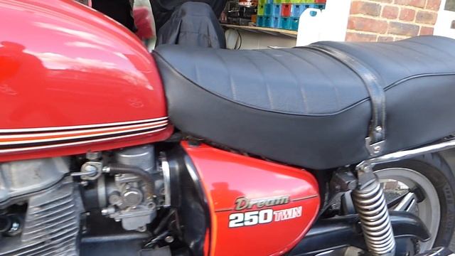 Honda CB250 Dream Up Close & Cold Start смотреть онлайн