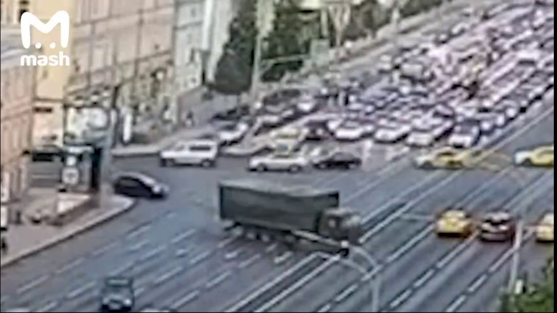 Военный "КамАЗ" с сухпайком перевернулся в центре Москвы/// смотреть онлайн