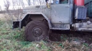 ЗИЛ-131 вытаскивает себя лебедкой.ВНЕДОРОЖЬЕ