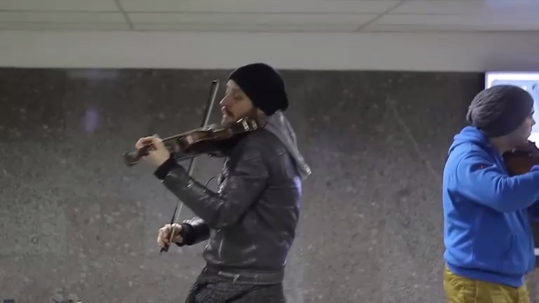 НЕРЕАЛЬНЫЕ СКРИПАЧИ В МОСКОВСКОМ МЕТРО ► Удивительное Выступление Шокировало Толпу Людей смотреть онлайн