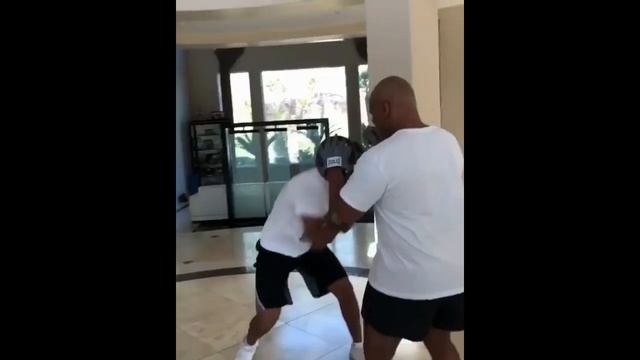 MIKE TYSON's Son Miguel Tyson in Training -- Looks Like He's Got Mike's Skills [VIDEO] смотреть онлайн