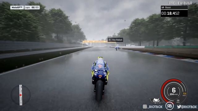 MotoGP 18 Gameplay - First Rain Gameplay Analysis (MotoGP 2018 Game) смотреть онлайн