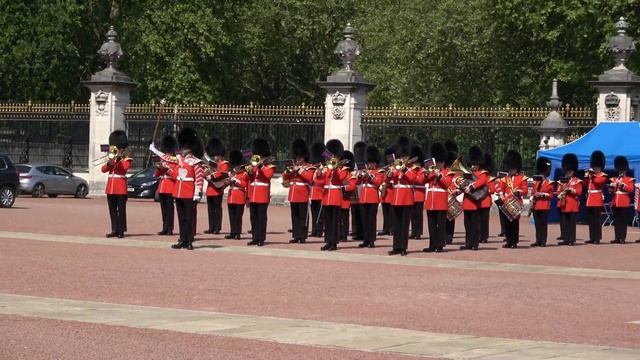 TWO BEST VIEWS TO SEE CHANGING OF THE GUARD, BUCKINGHAM PALACE! (With Fun Facts!) (4K) смотреть онлайн