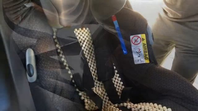 Видео урок: Как прикрепить детский коврик "Для Алисы" из деревянных бусин к автокреслу. смотреть онлайн