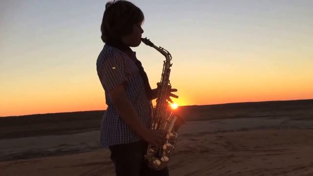 KEANU PLAYING SAXAPHONE AT SUNSET, SIMPSON DESERT смотреть онлайн