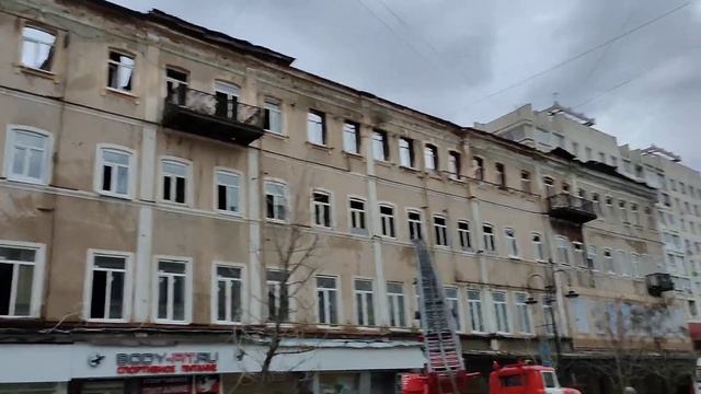 В ночь с 3 на 4 ноября сгорела гостиница Россия в Саратове. 4 ноября 2021 г. смотреть онлайн