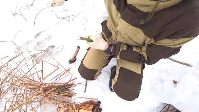 ДОБЫВАЮ ОГОНЬ БЕЗ СПИЧЕК | Как разжечь костёр зимой смотреть онлайн